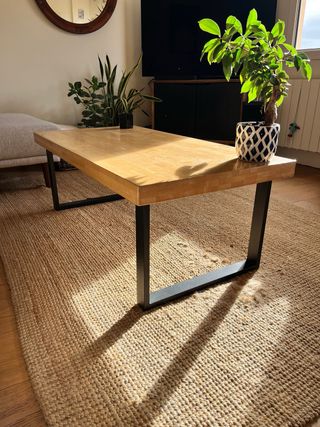 Tavolo da centro in legno con gambe in acciaio laccato nero