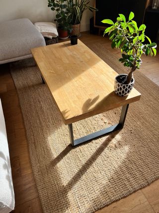 Tavolo da centro in legno con gambe in acciaio laccato nero