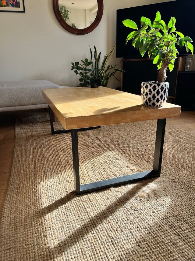 Tavolo da centro in legno con gambe in acciaio laccato nero