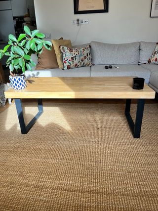 Tavolo da centro in legno con gambe in acciaio laccato nero