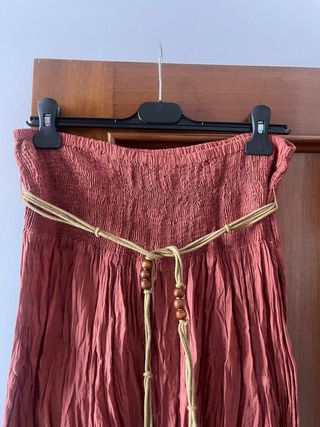 Falda larga plisada  mujer con detalle cinturón