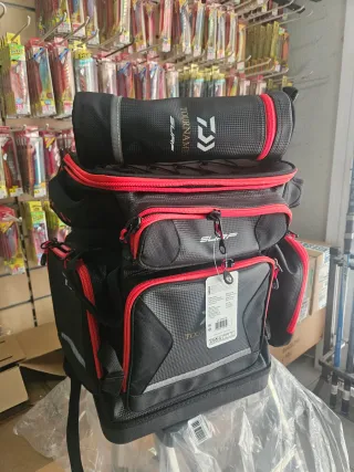 Mochila Daiwa Surf Negra y Roja