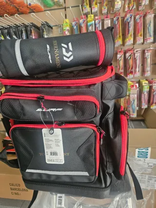 Mochila Daiwa Surf Negra y Roja