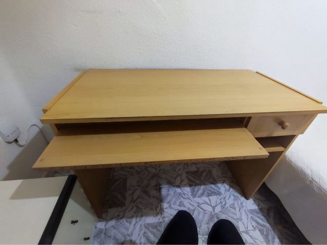 Escritorio de madera con cajón y bandeja