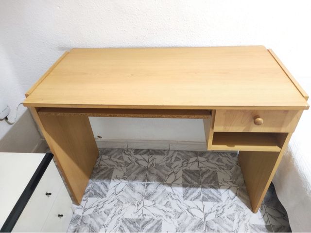 Escritorio de madera con cajón y bandeja