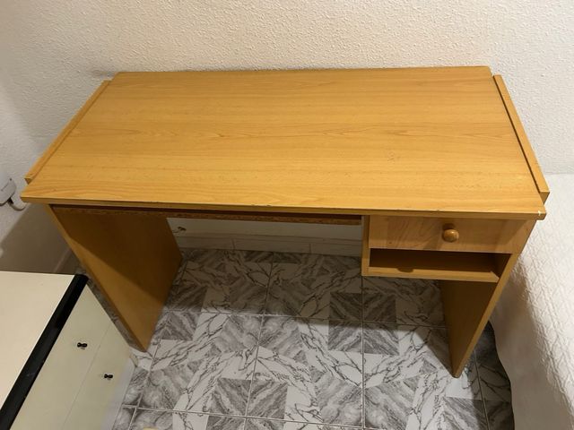 Escritorio de madera con cajón y bandeja