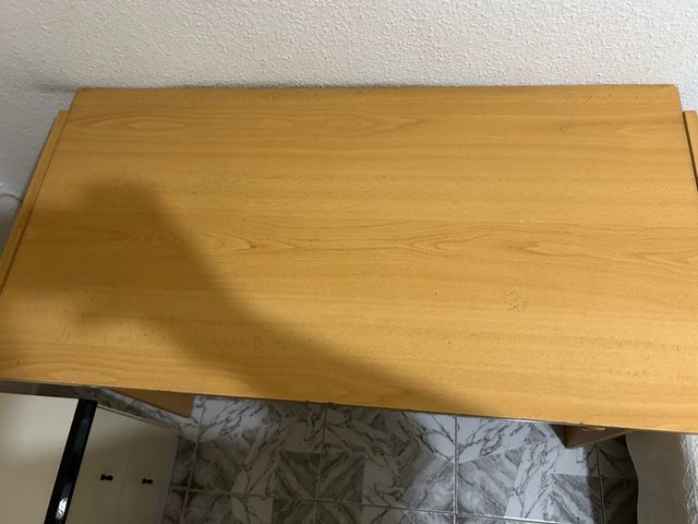 Escritorio de madera con cajón y bandeja