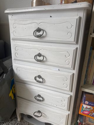 Cómoda estrecha con cinco cajones de madera.