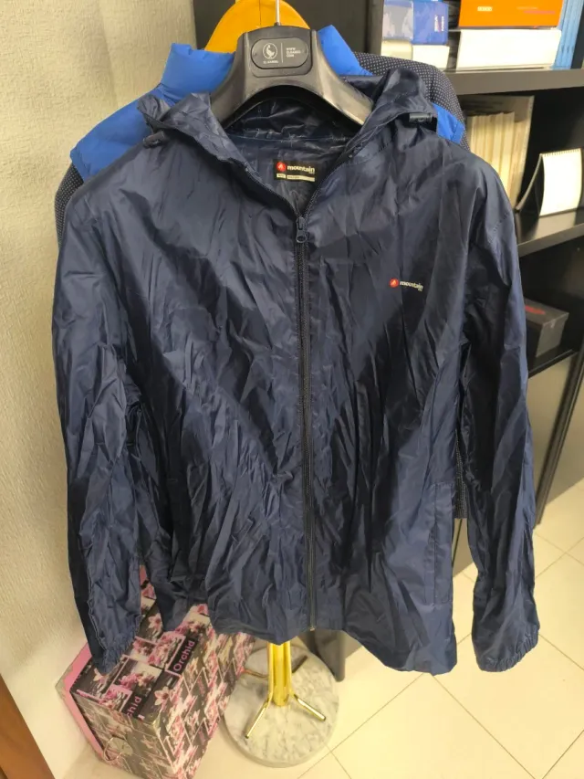 Chaqueta impermeable y pantalones