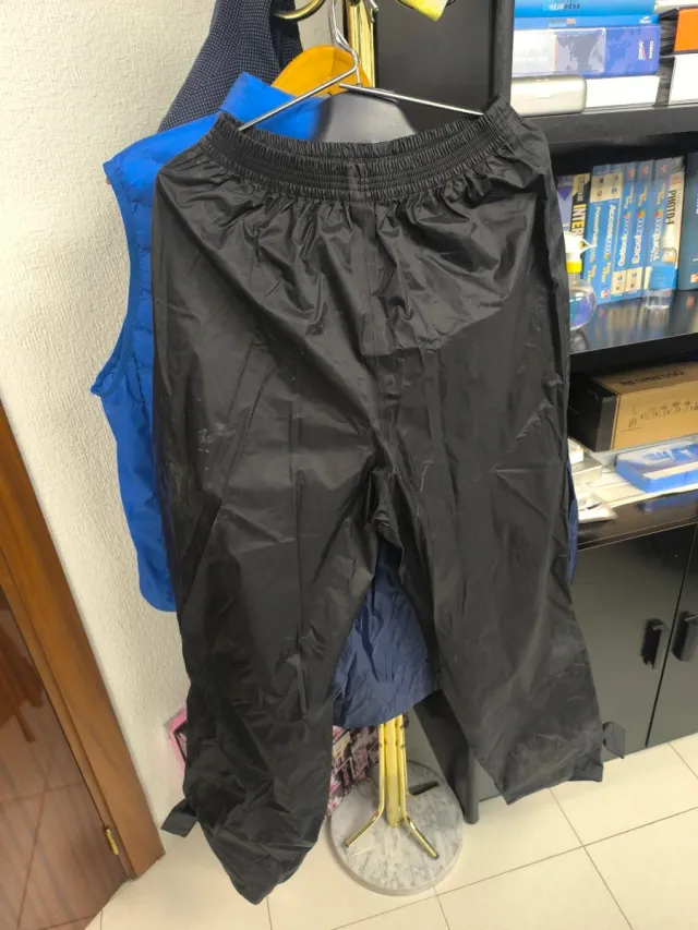 Chaqueta impermeable y pantalones