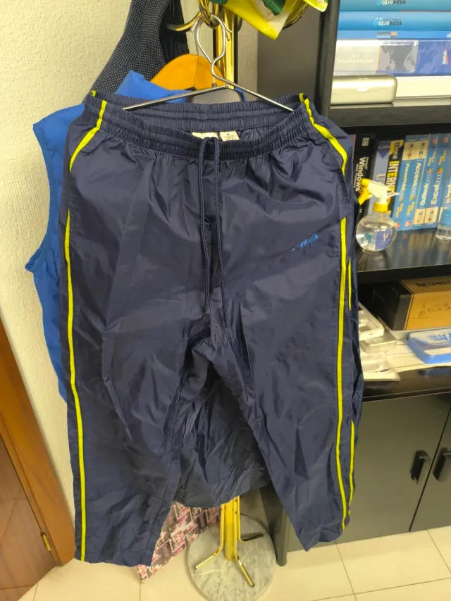 Chaqueta impermeable y pantalones