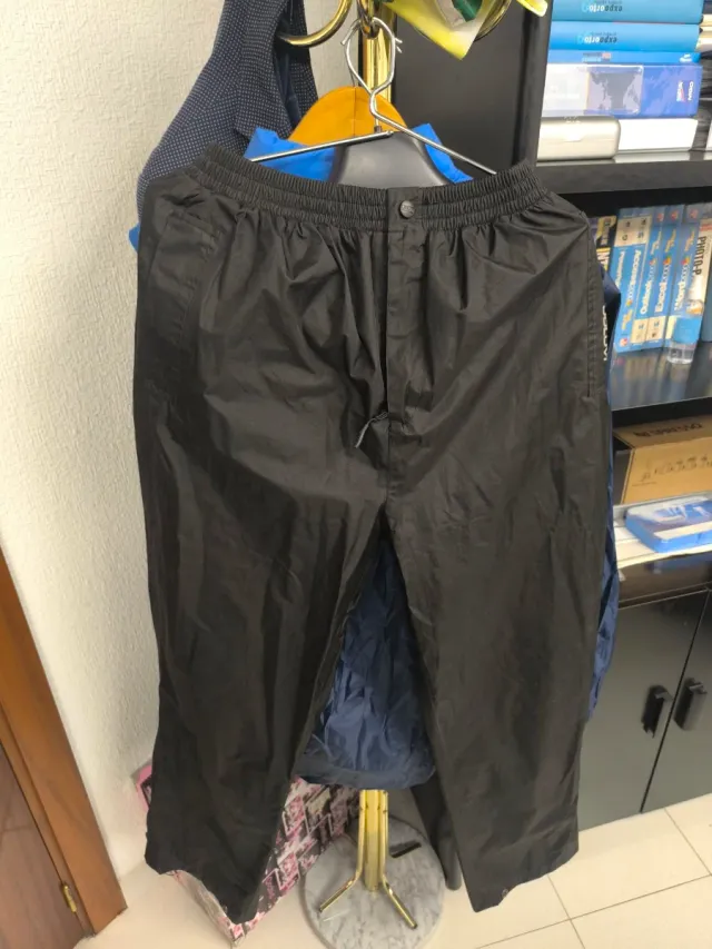 Chaqueta impermeable y pantalones