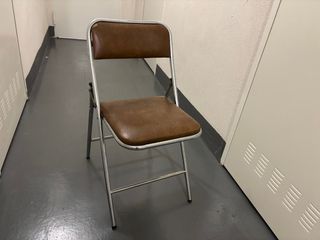 Silla plegable de cuero sintético y metal