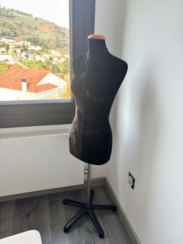 Maniquí de terciopelo negro