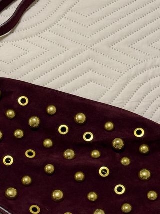 Bolso bandolera de ante con tachuelas doradas