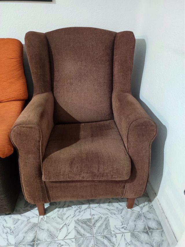 Sillón orejero marrón tela