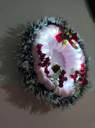 Ghirlanda decorativa rosa e rossa