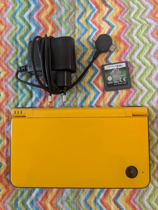 Nintendo DSi XL Gialla + Caricatore + Gioco
