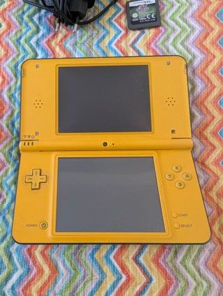 Nintendo DSi XL Gialla + Caricatore + Gioco