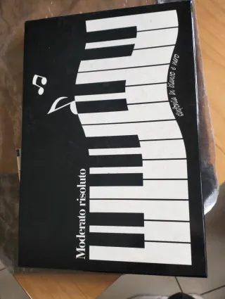 Scatola fiches poker con dadi e carte