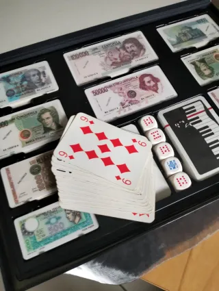 Scatola fiches poker con dadi e carte