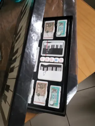 Scatola fiches poker con dadi e carte