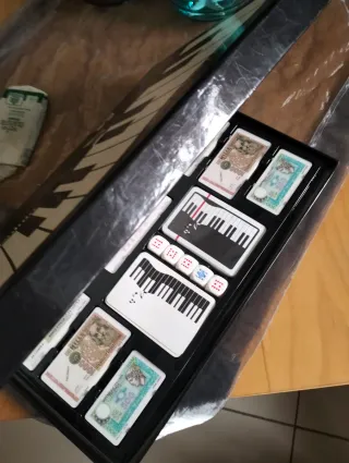 Scatola fiches poker con dadi e carte