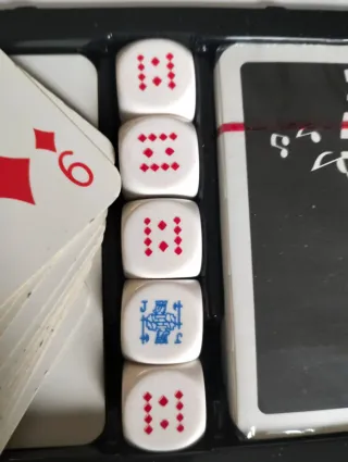 Scatola fiches poker con dadi e carte