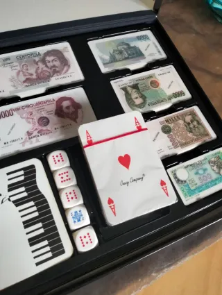 Scatola fiches poker con dadi e carte