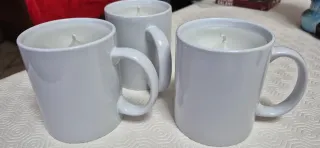 Tre tazze mug con candela