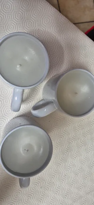 Tre tazze mug con candela