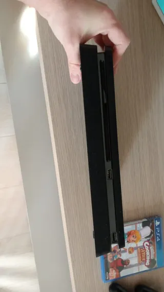 Sony PS4 Slim 1TB + 2 Joypad + Gioco