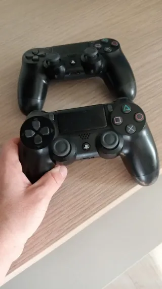 Sony PS4 Slim 1TB + 2 Joypad + Gioco