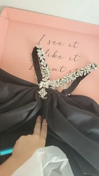 Vestido Negro Cuello Halter Manga Abullonada