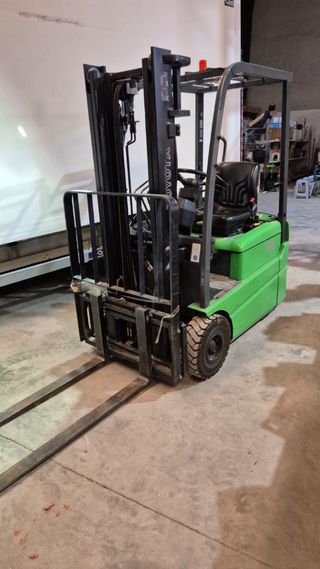 Carretilla elevadora Toyota año 2004