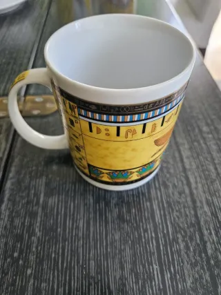Tazza in porcellana stile egizio