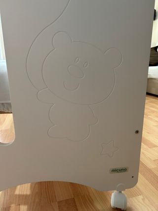 Cuna blanca para bebé.