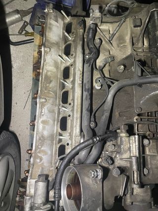 Motor BMW M52B28TU con culata y admisión