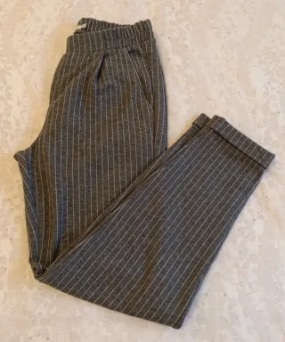 Pantalón jogger Bershka rayas gris