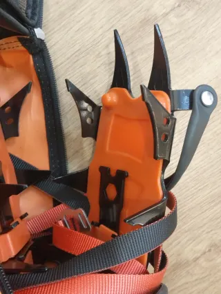 Crampones 12 puas con funda Nuevos