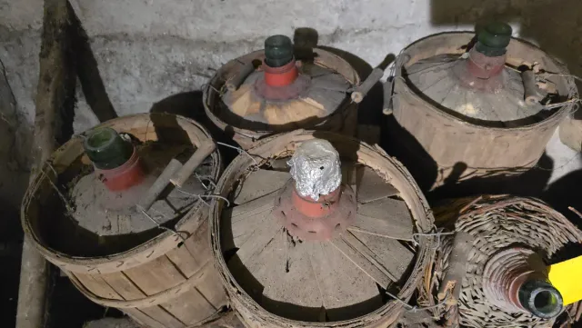 Garrafas antigas com revestimento (total 6)