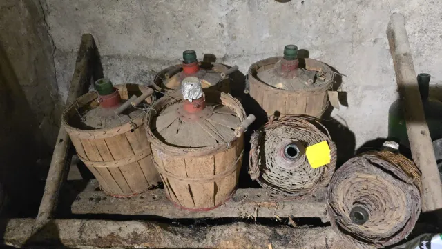 Garrafas antigas com revestimento (total 6)