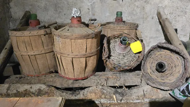 Garrafas antigas com revestimento (total 6)