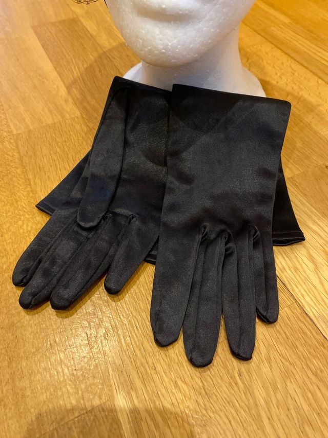 Tocado y guantes de fiesta negros