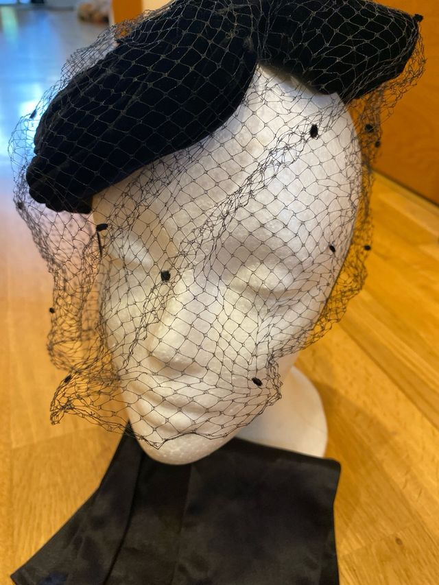 Tocado y guantes de fiesta negros