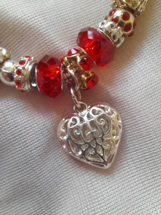 Pulsera tipo Pandora con dijes rojos y plateados