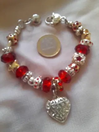 Pulsera tipo Pandora con dijes rojos y plateados