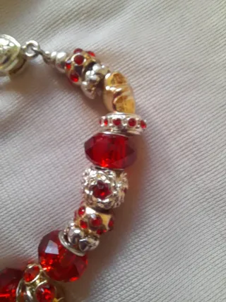 Pulsera tipo Pandora con dijes rojos y plateados