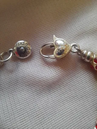 Pulsera tipo Pandora con dijes rojos y plateados