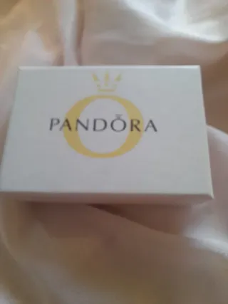 Pulsera tipo Pandora con dijes rojos y plateados